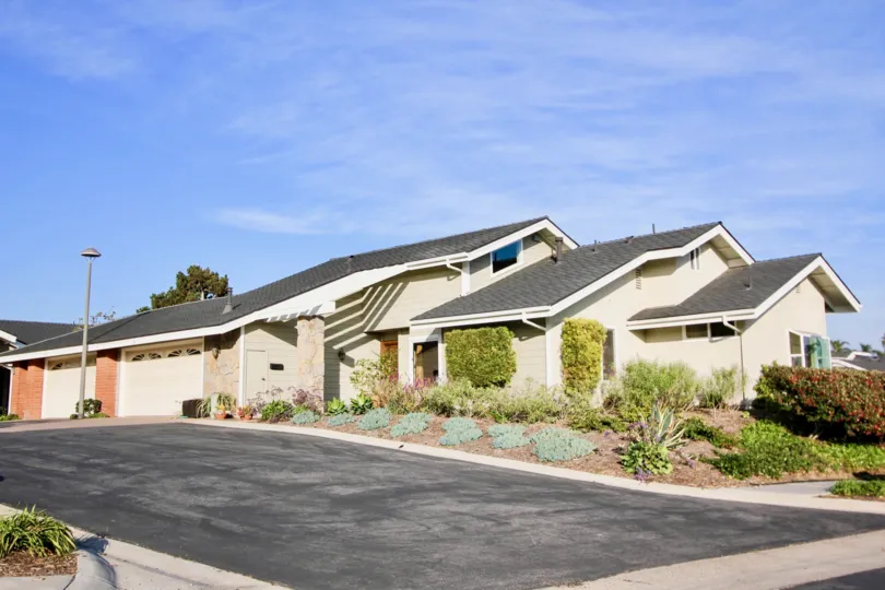 Villa in Sea Ridge has bushes and plants with light lamps