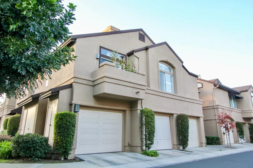a warm day in the silvertide with house that has glass windows and parking door close