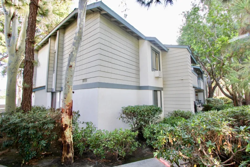 Apartment in Spinnaker Run covered with Plants and trees