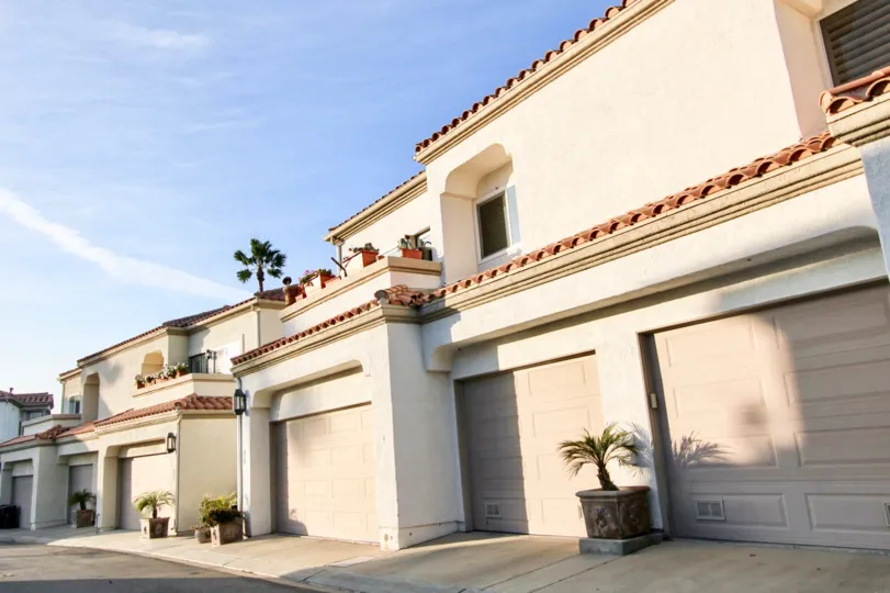 a pleasent day in the tennis villas with house that has 4 parking door and roofless top