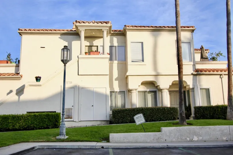 a pleasent day in the tennis villas with house that has roofless top and lamp post