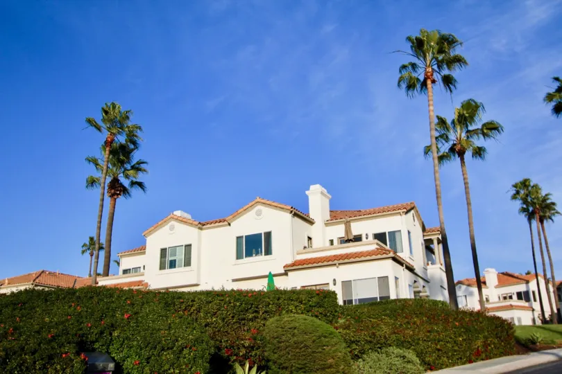 THE VILLAS IN THE TENNIS VILLAS WITH THE FLOWER PLANTS, TREES