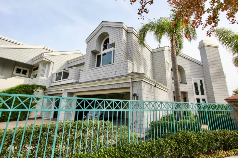 A beautiful house in Admairality with beautiful garden decoration