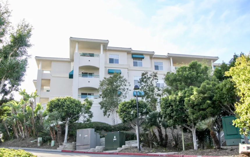 The Apartment in The Fountains at Sea Bluffs has many floors with light lamp