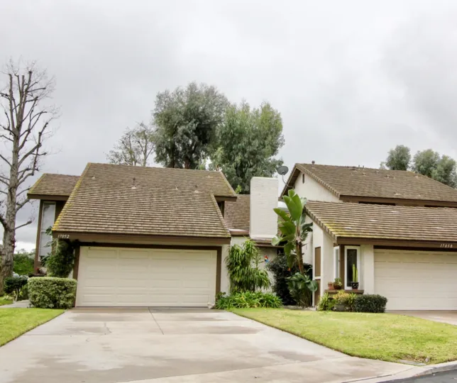 Between two villa in Emerald glen has plants, trees and bushes with lawn and has dry tree at side to vila