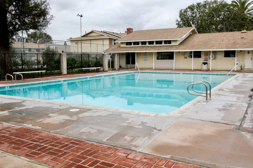 The rainy day in the Harbor Valley with swimming pool and garden