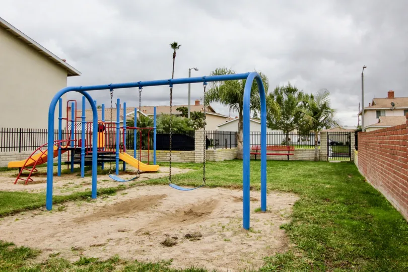 Harbor Valley Fountain California has colorful play things for childrens with short walls