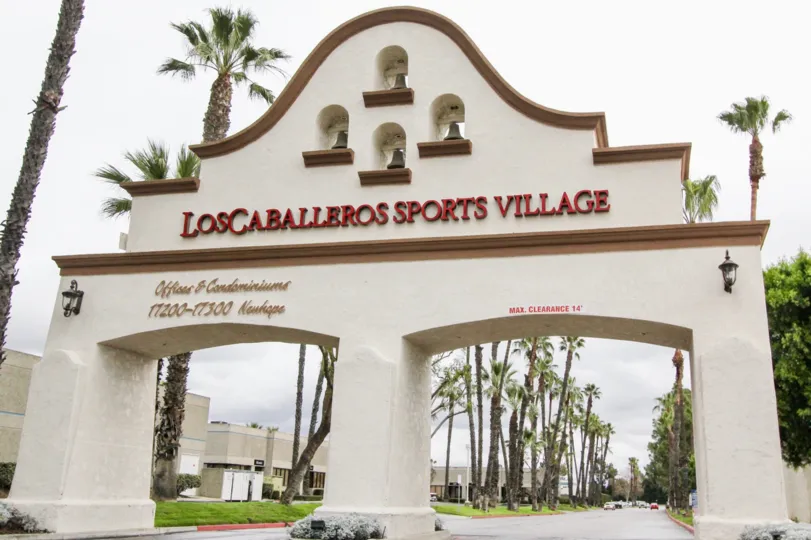 Entrance of Los Caballeros has four bells with light lamps and tallest trees