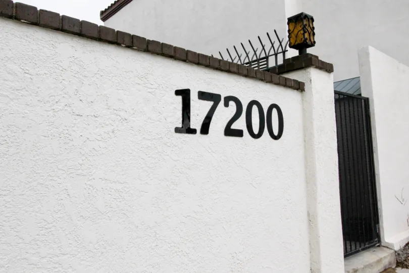 A wall that is listed with number 17200 located at the Los Caballeros community.