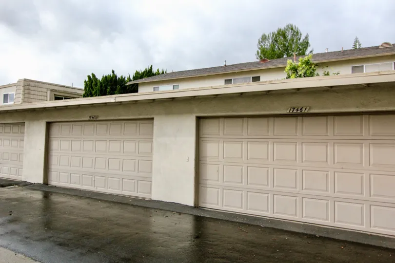 Paradise Manor Fountain Valley California squared block design walls with mild pink color and black floor path