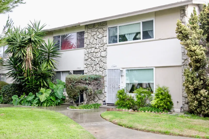 Villa's in Paradise Manor has trees, lawn with cutting bushes and lamps