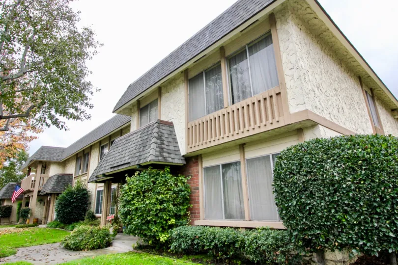 Clean bushes and large windows in Tiburon North community.