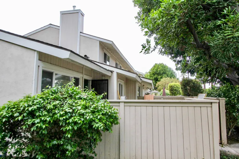 Green Tree Fullerton California house edge cutting design adds beauty look to the top side portion