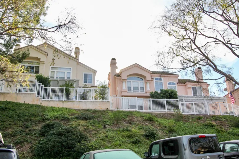 some cars are parking before the slanding land with bushes in Maison de Fleur