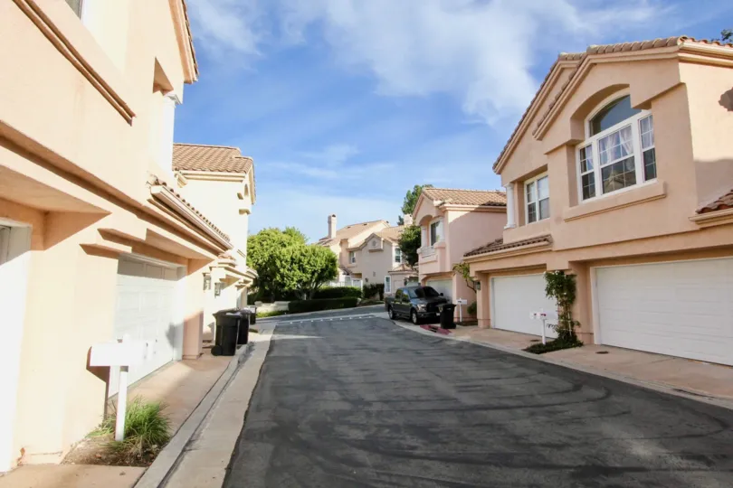 A street between duplexes in Maison de Fleur in Fullerton, Ca on a sunny day.
