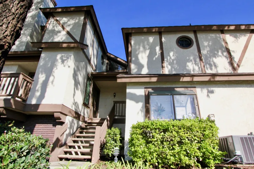 THE HOUSE IN THE ACACIA PARK WITH THE UPSTAIRS, PLANTS, TREES