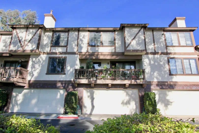 THE HOUSE IN THE ACACIA PARK WITH THE BALCONI, PLANTS, TREES