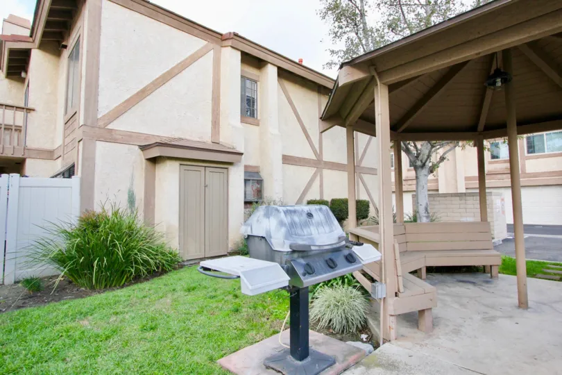 THE FLAT IN THE ADELLE TERRACE WITH THE LAWN, STONE BENCHES
