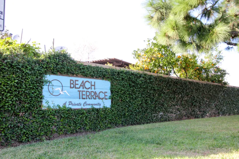THE FLAT IN THE BEACH TERRACE WITH THE BEACH TERRACE WALL, PLANTS, LAWN, TREES
