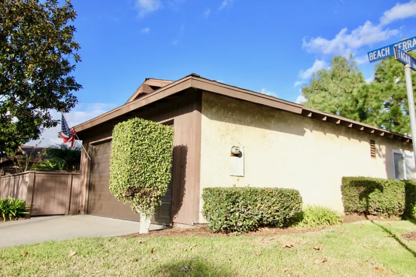 IN BEACH TERRACE THE CARSHEED PLACE AND AROUND THE GARDEN IS NICE IN GARDEN GROVE
