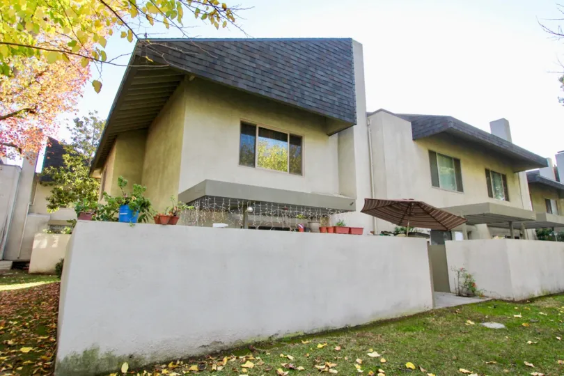 THE HOUSE IN THE BIXBY GREEN WITH THE GRASSLAND, UMBRELLA, PLANTS, TREES