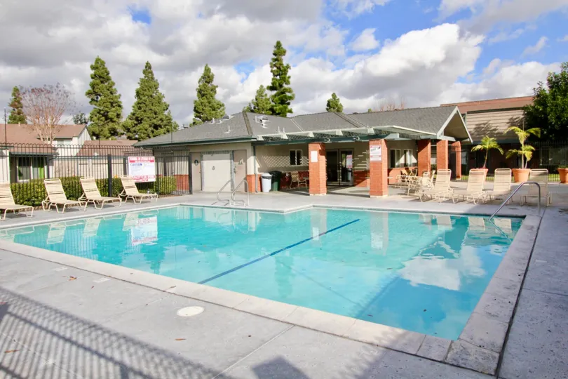 Marvellous Look Brookdale with its swimming pool in a cloudy day, best place to stay