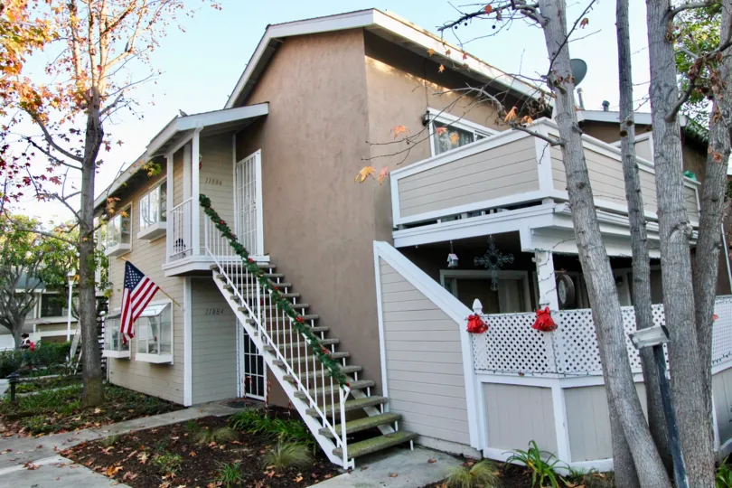 THE HOUSE IN THE BROOKHAVEN CIRCLE WITH THE NATIONAL FLAG, UPSTAIRS, DISH ANTENNA, PLANTS, TREES