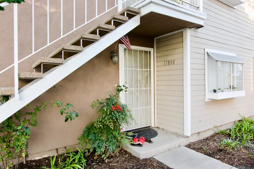 THE 11888 APARTMENT IN THE BROOKHAVEN CIRCLE WITH THE UPSTAIRS, PLANTS, TREES
