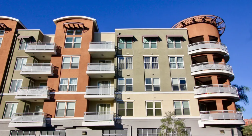 THE HOUSE IN THE CHAPMAN COMMONS WITH THE BALCONIS