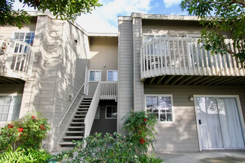 THE FLAT IN THE COBBLESTONE CREEK WITH THE UPSTAIRS, FLOWER PLANTS, BALCONI, TREES