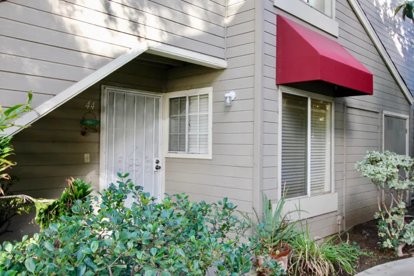 THE 44 APARTMENT IN THE COBBLESTONE CREEK WITH THE PLANTS, TREES