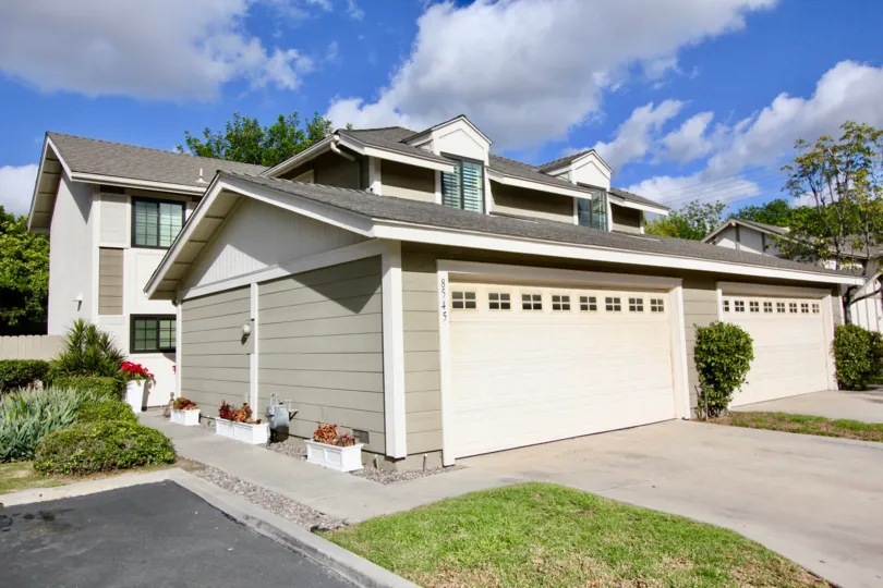A large villa with a nice garden in Devonshire village