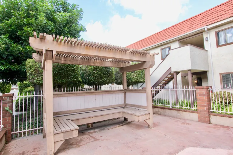 THIS IMAGE VIEWS THE SIDE VIEW OF THE HOUSE THAT HAS THE MANY SPACES ON THE FRONT, AND SHOWS THE LOT OF TREES, AND PLANTS ARE IN THE COMMUNITY OF FLOWER TREE