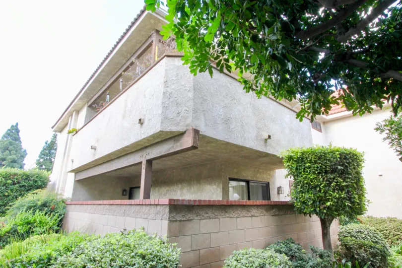 THE HOUSE IN THE FLOWER TREE WITH THE PLANTS, TREES