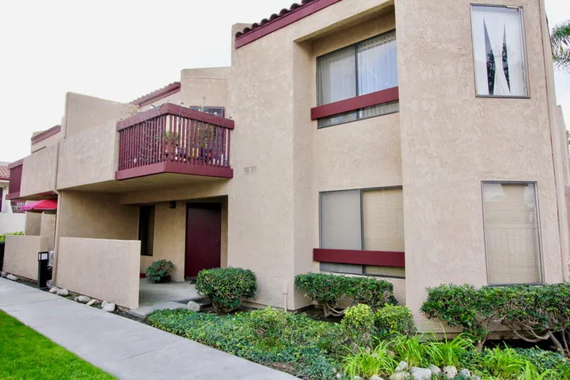 Garden Creek House with green Park in front of Building