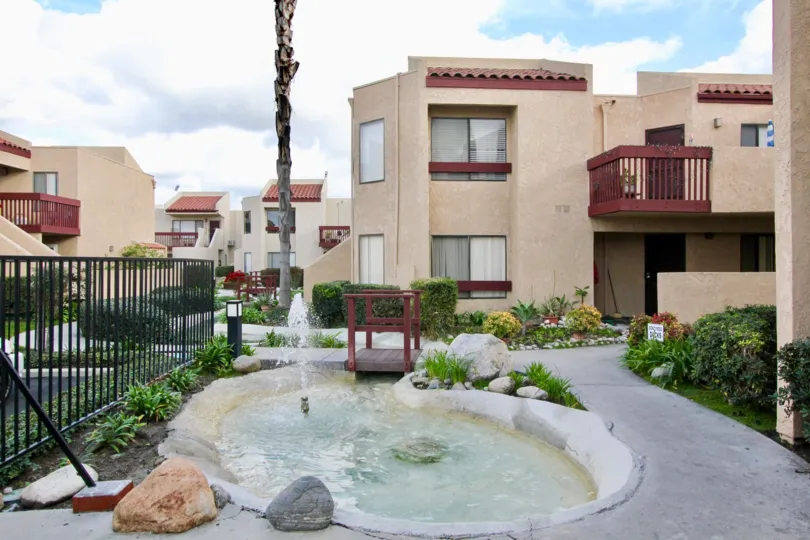 THE HOUSE IN THE GARDEN CREEK WITH THE WATER, STONES, PLANTS