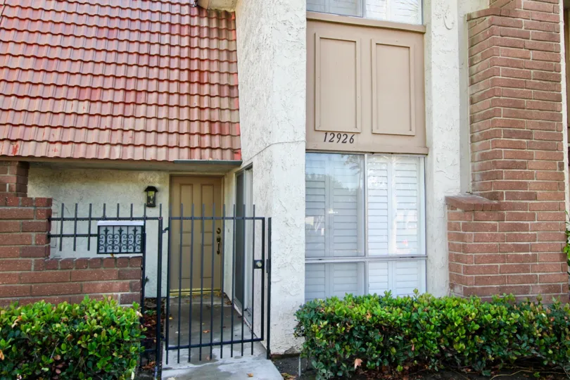 THE 12926 APARTMENT IN THE GARDEN PARK WITH THE GATE, PLANTS, LAMP