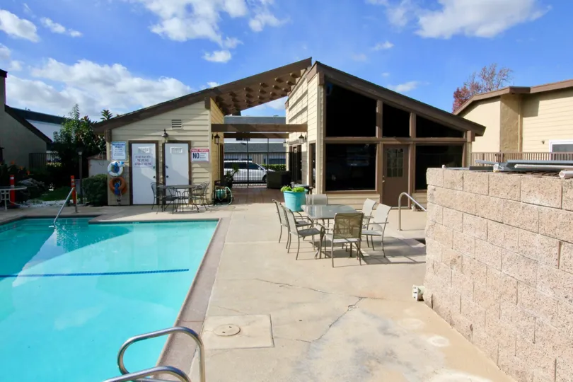 THE HOME IN THE GARDEN TERRACE TOWNHOMES WITH THE SWIMMING POOL, DINNING TABLES, FLOWER POTS