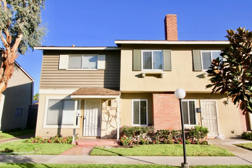 THIS VILLA SHOWS IN THE COMMUNITY OF GARDEN VALLEY THAT HAS NIGHT LAMB, PLANTS, LAWN, TREES