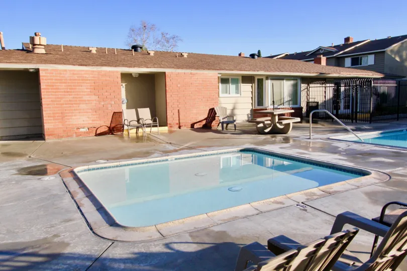 THE FLAT IN THE GARDEN VALLEY WITH THE SWIMMING POOL, TABLES