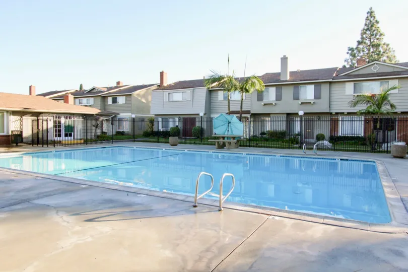 THE FLAT IN THE GARDEN VALLEY WITH THE UMBRELLA, SWIMMING POOL, STONE BENCHES, PLANTS, TREES
