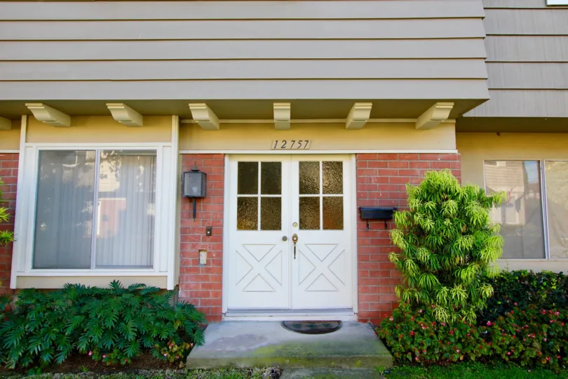 THE 12757 FLAT IN THE GARDEN VALLEY WITH THE FLOWER PLANTS