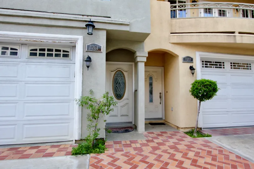 In 8261 and 8259 th Apartment in Golden Village has light lamps with trees and mat's