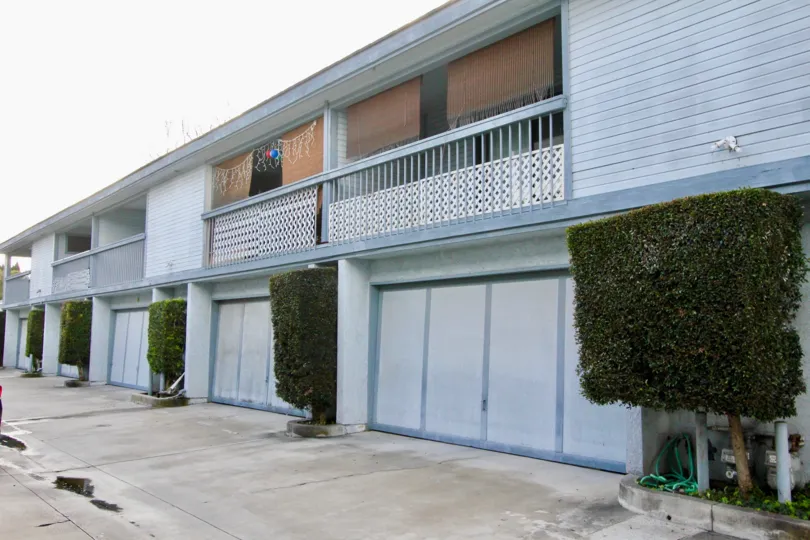 THE FLATS IN THE HEWITT PLACE TOWNHOMES WITH THE PLANTS, BALCONIS