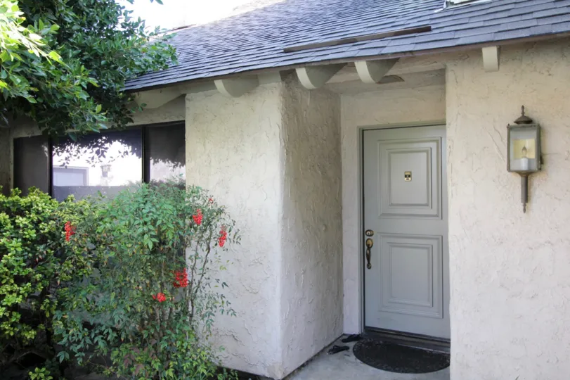 THE FLAT IN THE HIDDEN VILLAGE WITH THE FLOWER PLANTS, TREES, LAMP