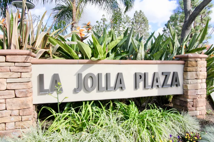 THIS IMAGE REPRESENTS THE GARDEN WHICH IS NAMED AS LA JOLLA PLAZA IS IN THE CITY OF GARDEN GROVE THAT HAS THE LOT OF PLANTS AND TREES