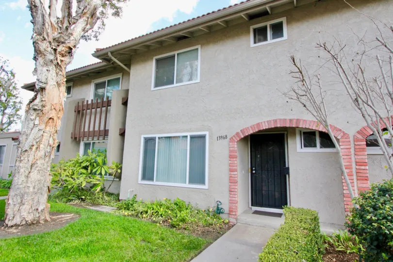 THE 13968 APARTMENT IN THE LA JOLLA PLAZA WITH THE LAWN, PATHWAY, PLANTS, TREES