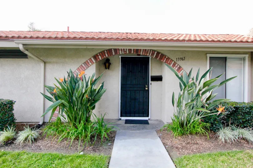 This Single-Family Home located at 13968 La Jolla Plaza, Garden Grove, CA sold for $425, 000on Oct 31, 2016. 13968 La Jolla Plz has 3 beds, 2 ½ baths, and approximately 1, 637 square feet. The property has a lot size of 1, 646 sqft and was built in 1972. 