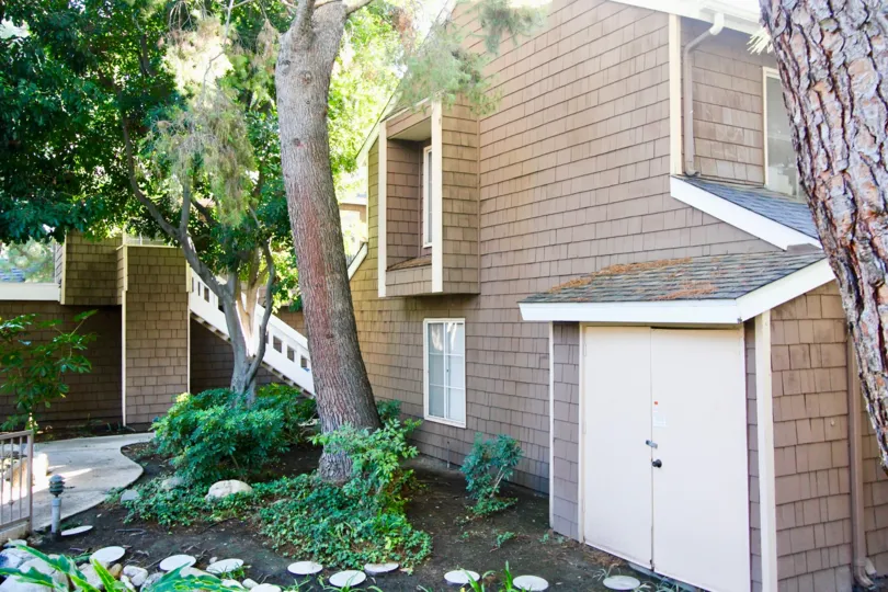 THE HOUSE IN THE LAKE GROVE WITH THE UPSTAIRS, TREES, PLANTS