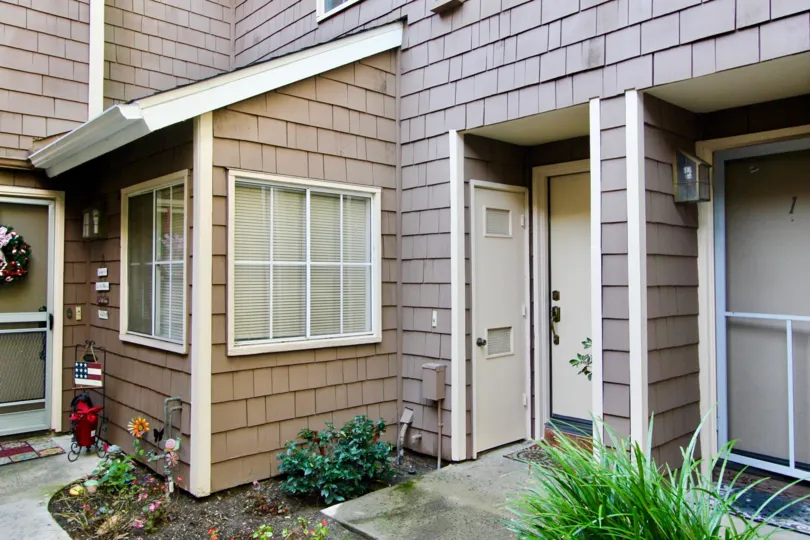 THE FLAT IN THE LAKE GROVE WITH THE FLOWER PLANTS, DOOR